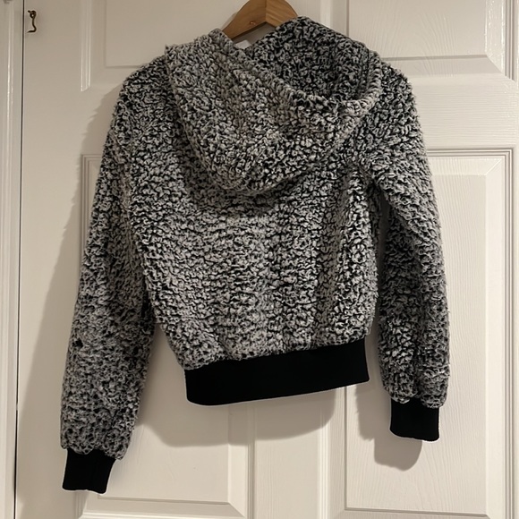 SherpaJacket - Picture 3 of 4